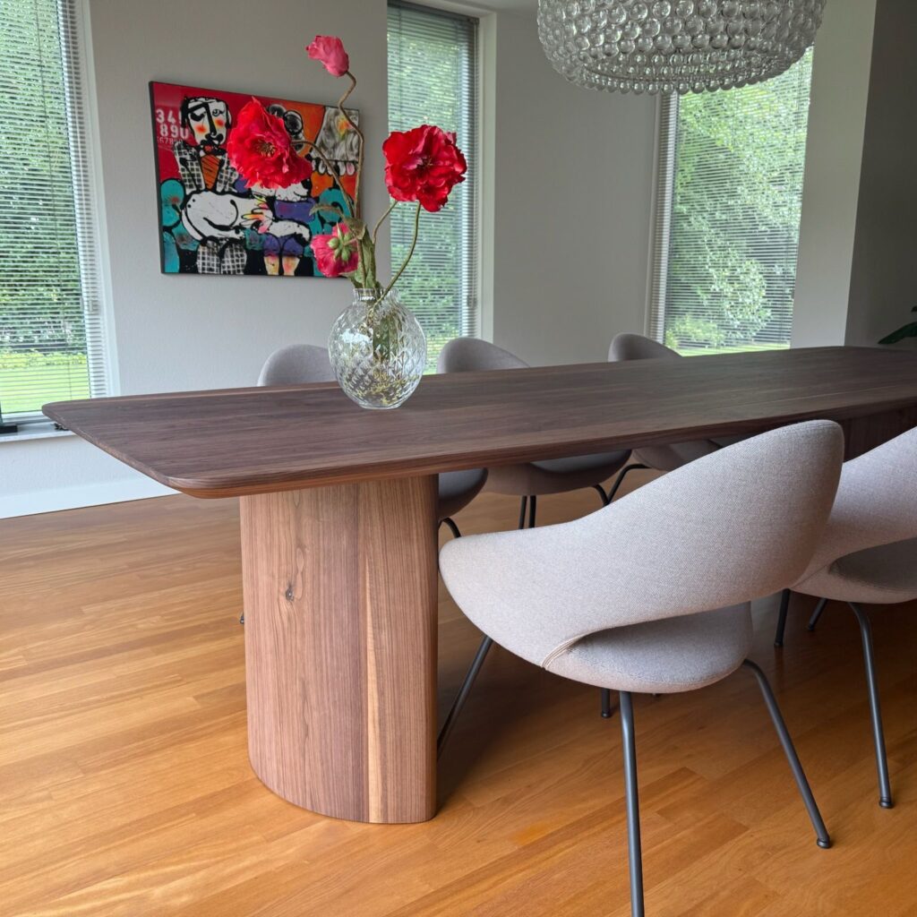 Eettafel Notenhout Japandi half ovaal Luca