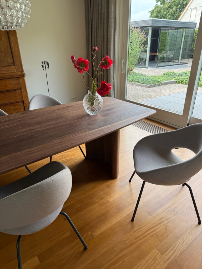 Japandi eettafel Notenhout half ovaal met fineer onderstel