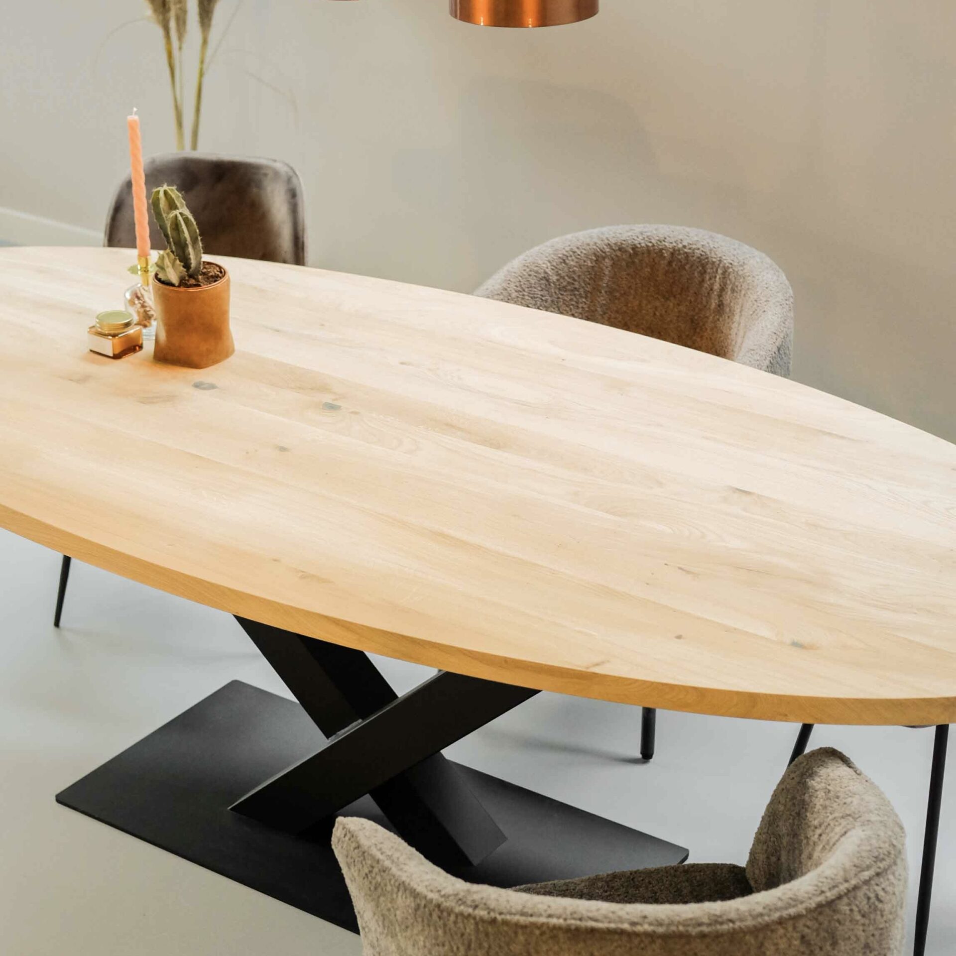 Eettafel-ovaal-eiken-v-poot