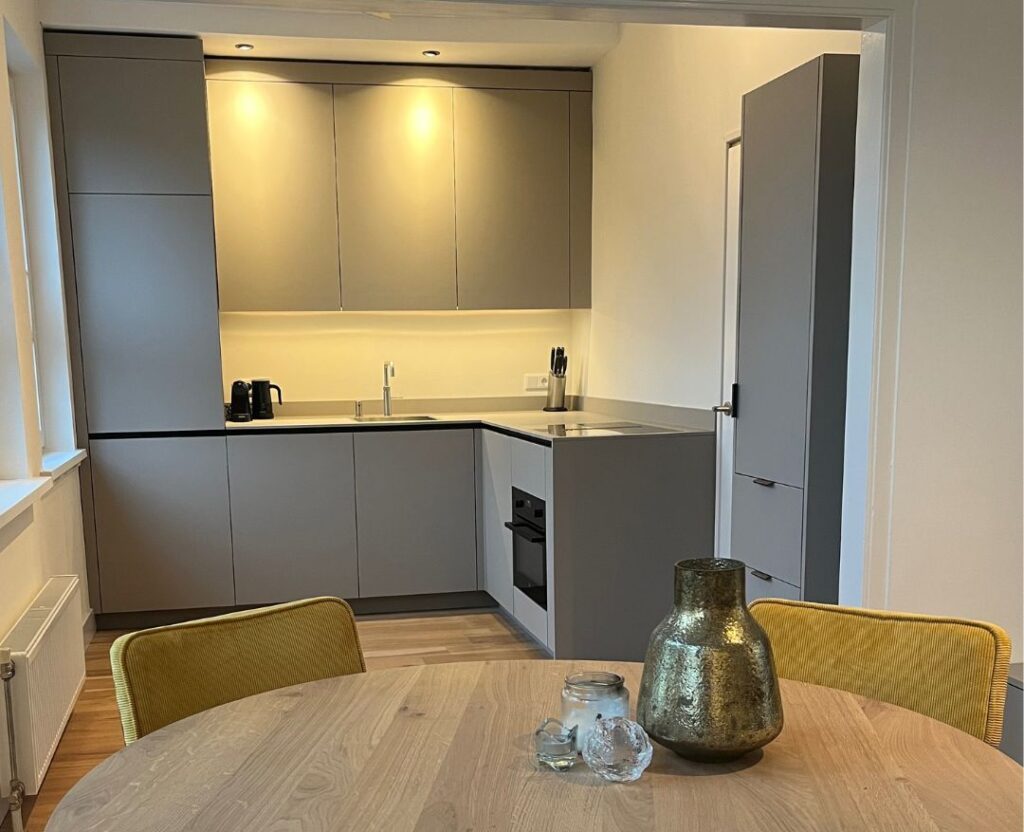 Hoekkeuken met ronde eettafel