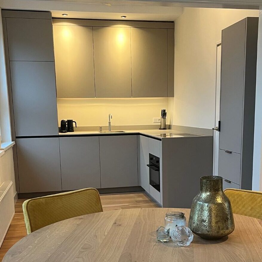 Hoekkeuken met ronde eettafel
