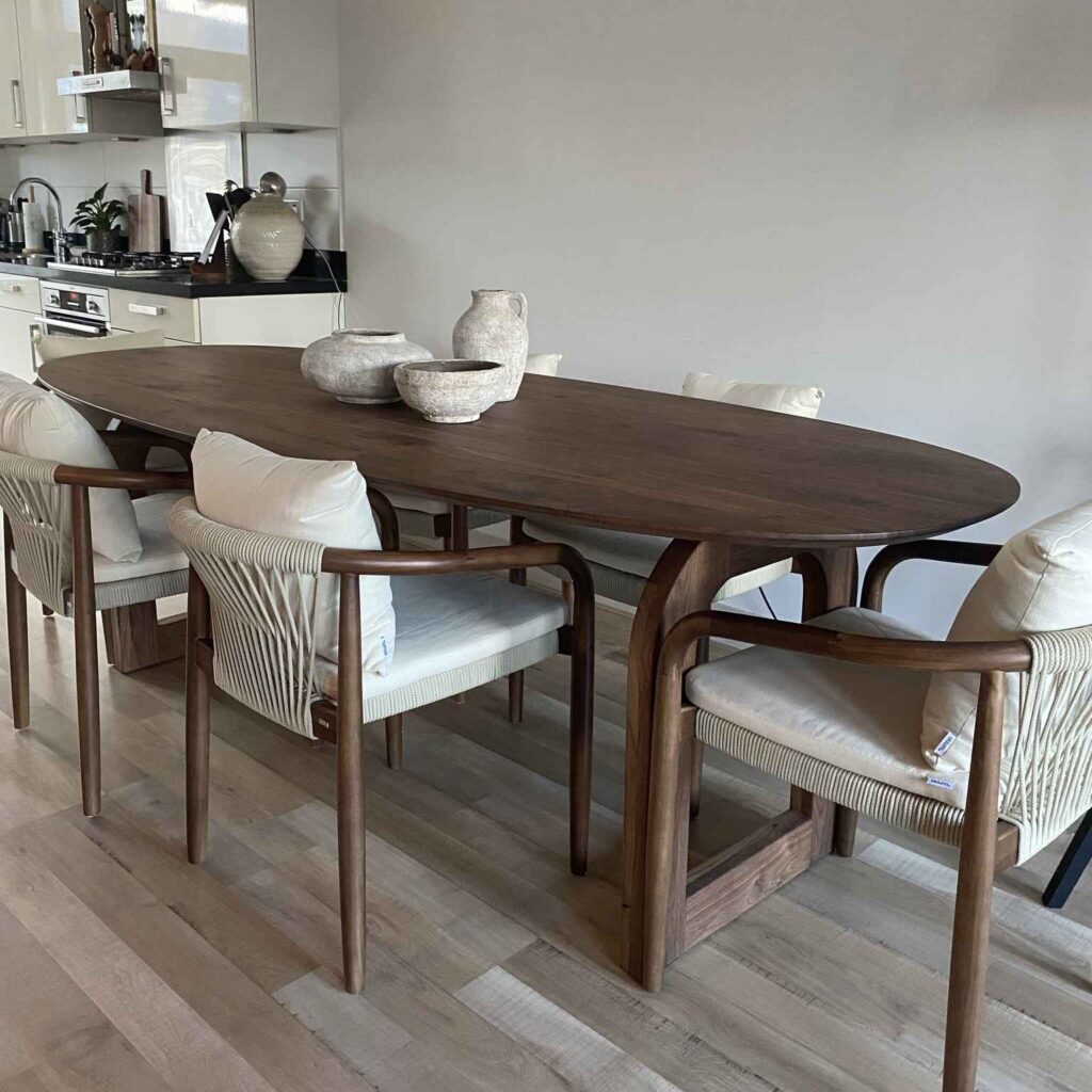 Eettafel Japandi boog poten notenhout