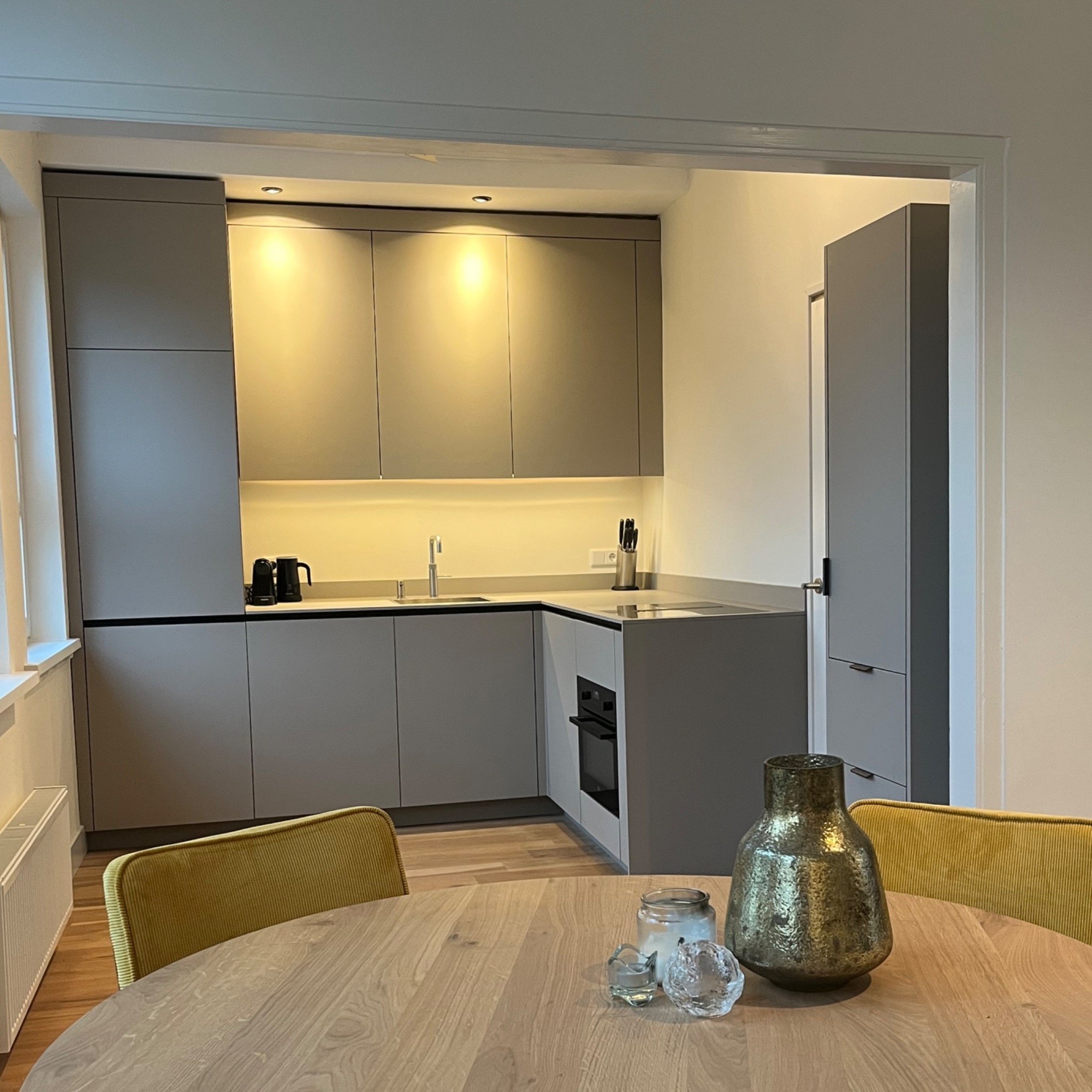 Keuken taupe eetkamerstoel geel