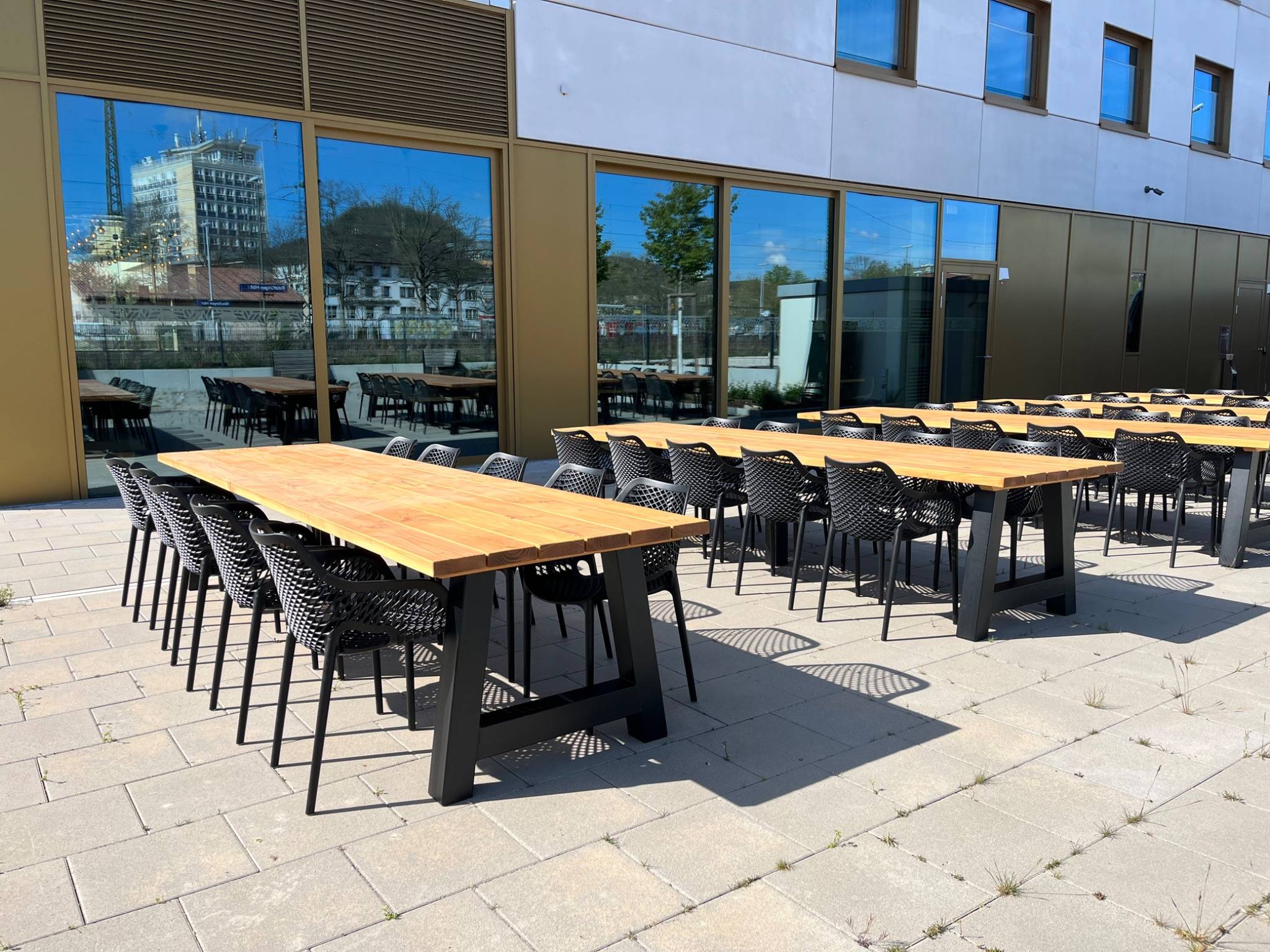 Maatwerk Zakelijk Duitsland Tuintafels Douglas 400x90cm Grassland Beige 10 personen A poot Tuinstoel Senna zwart 5.8
