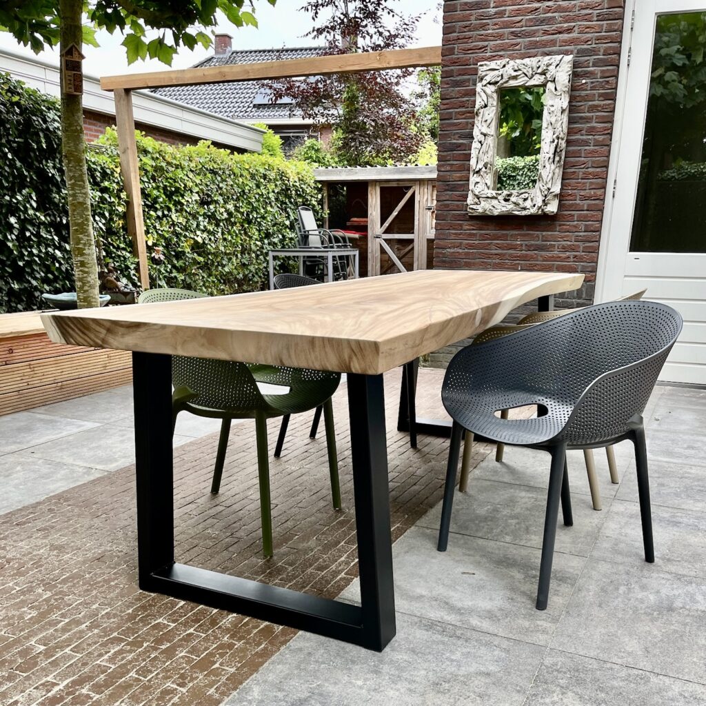 Boomstam tuintafel van Suar. Stel zelf samen voor 4 tot 12 personen