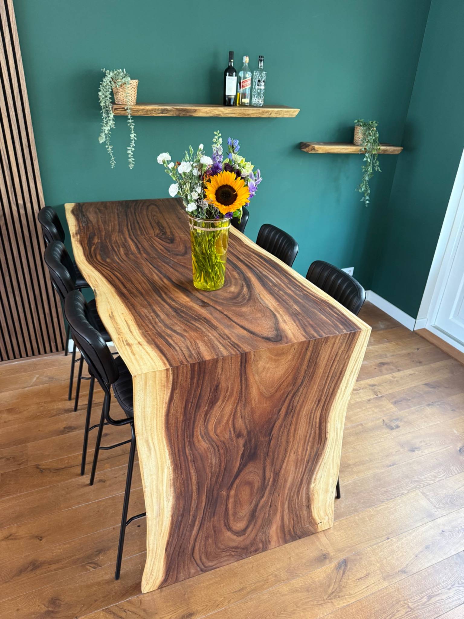 Eettafel boomstam doorlopende tafel Suar