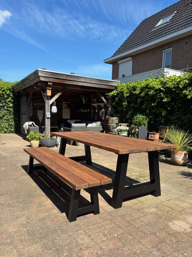 Tuintafel met Rocky Umber behandeling