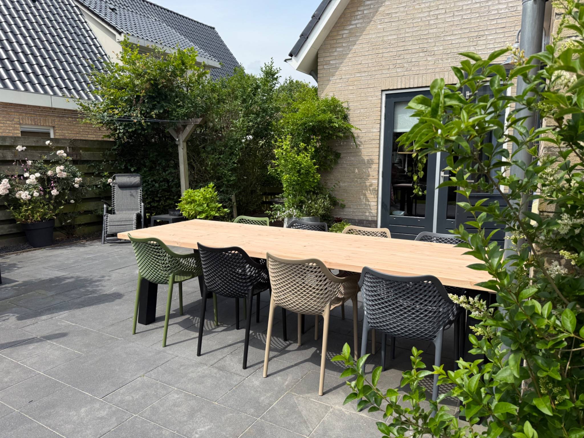 Tuintafel met gekleurde tuinstoelen