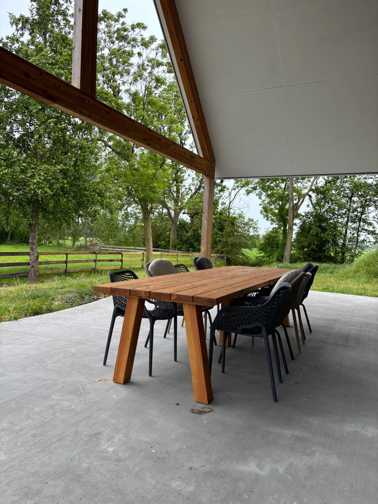 Tuintafel met houten poten