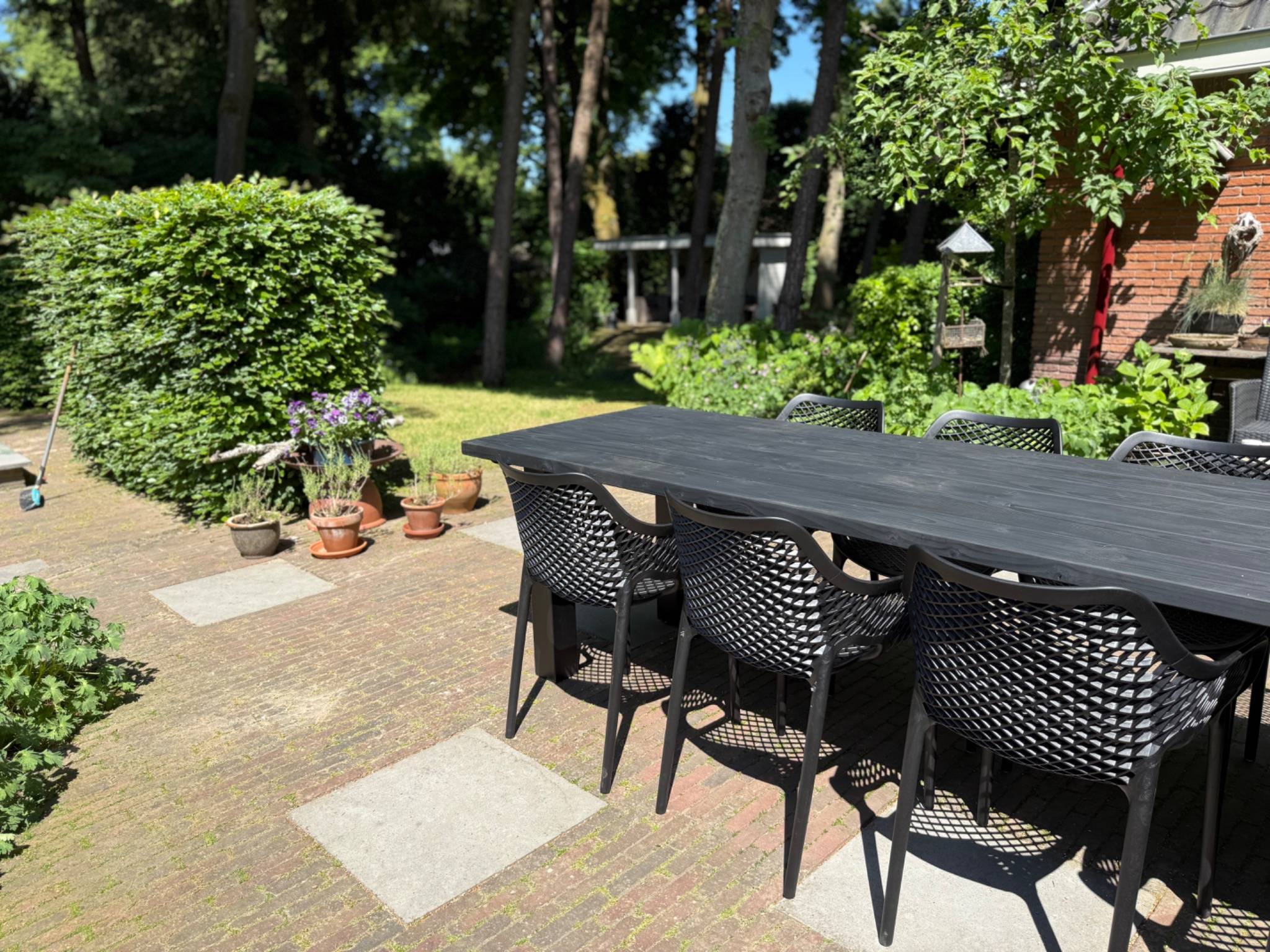 Zwarte tuintafel