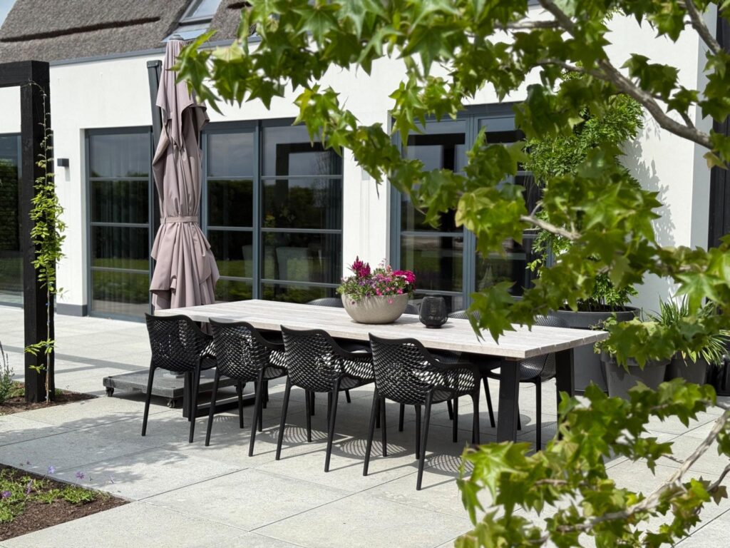 Vergrijsde tuintafel vergrijzing van hout