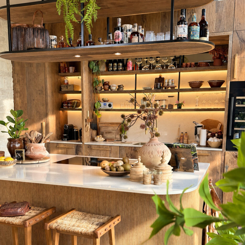 Houten barnwood keuken op maat met een bar. Afgewerkt met marmeren keukenbladen.
