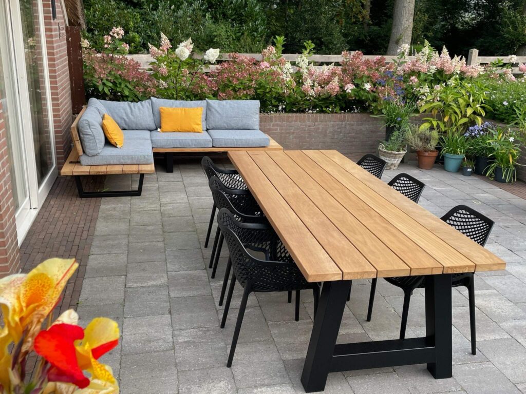 terras inrichting Iroko Tuintafel A poot 6 personen Tuinstoel Senna en Loungeset Jade grijze kussens met bijzetruimte 240cm bij 160cm (12)