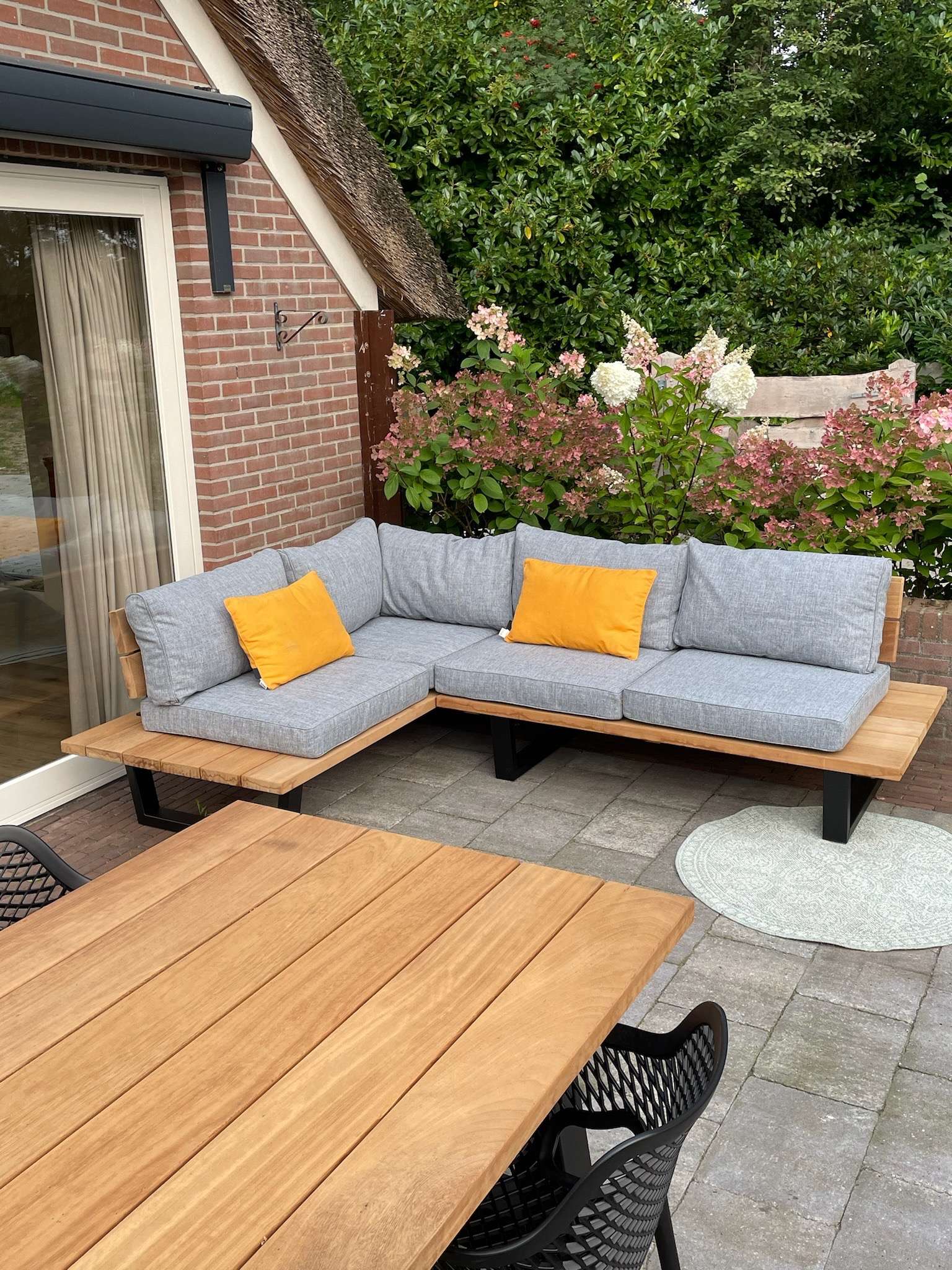 Iroko Tuintafel A poot 6 personen Tuinstoel Senna en Loungeset Jade grijze kussens met bijzetruimte 240cm bij 160cm (3)