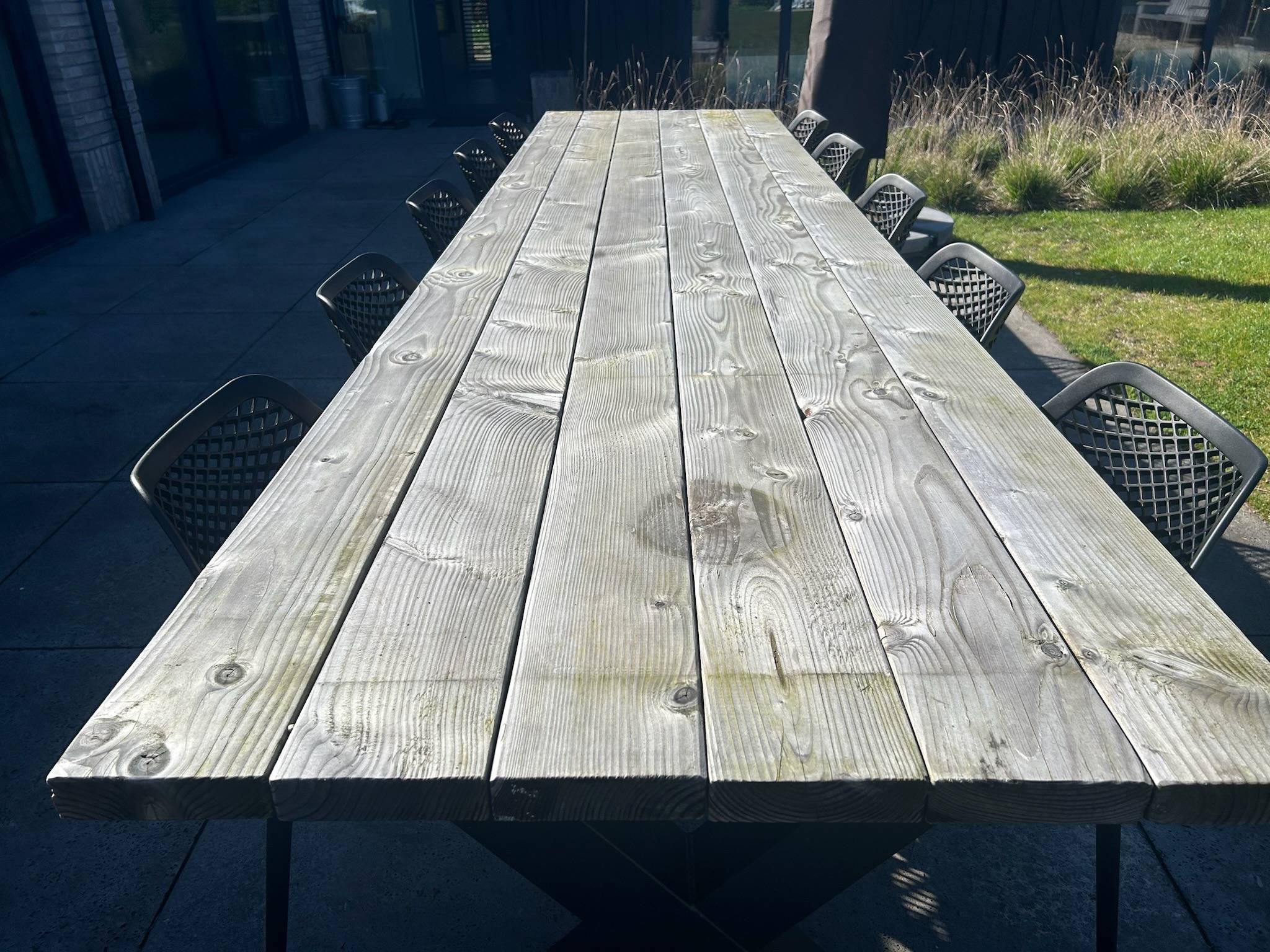 Tuintafel met groene aanslag