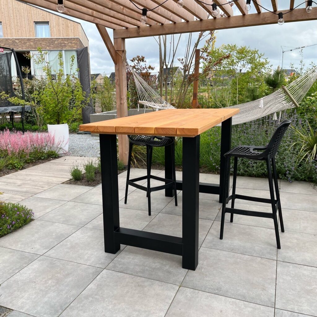 Bartafel-met stalen poten op terras met pergola en gezellige sfeer