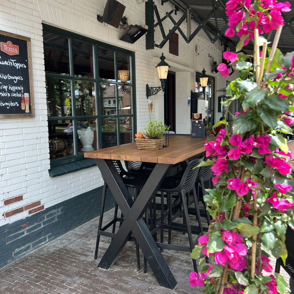 Horeca meubilair tuinmeubel bartafel x poot onder overkapping met bloemen