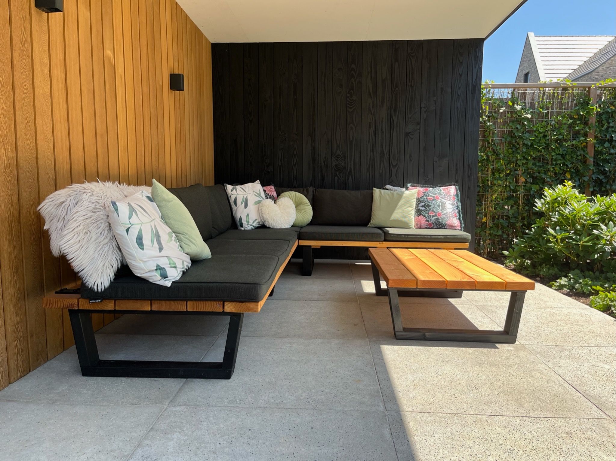Loungeset van douglas op terras onder overkapping