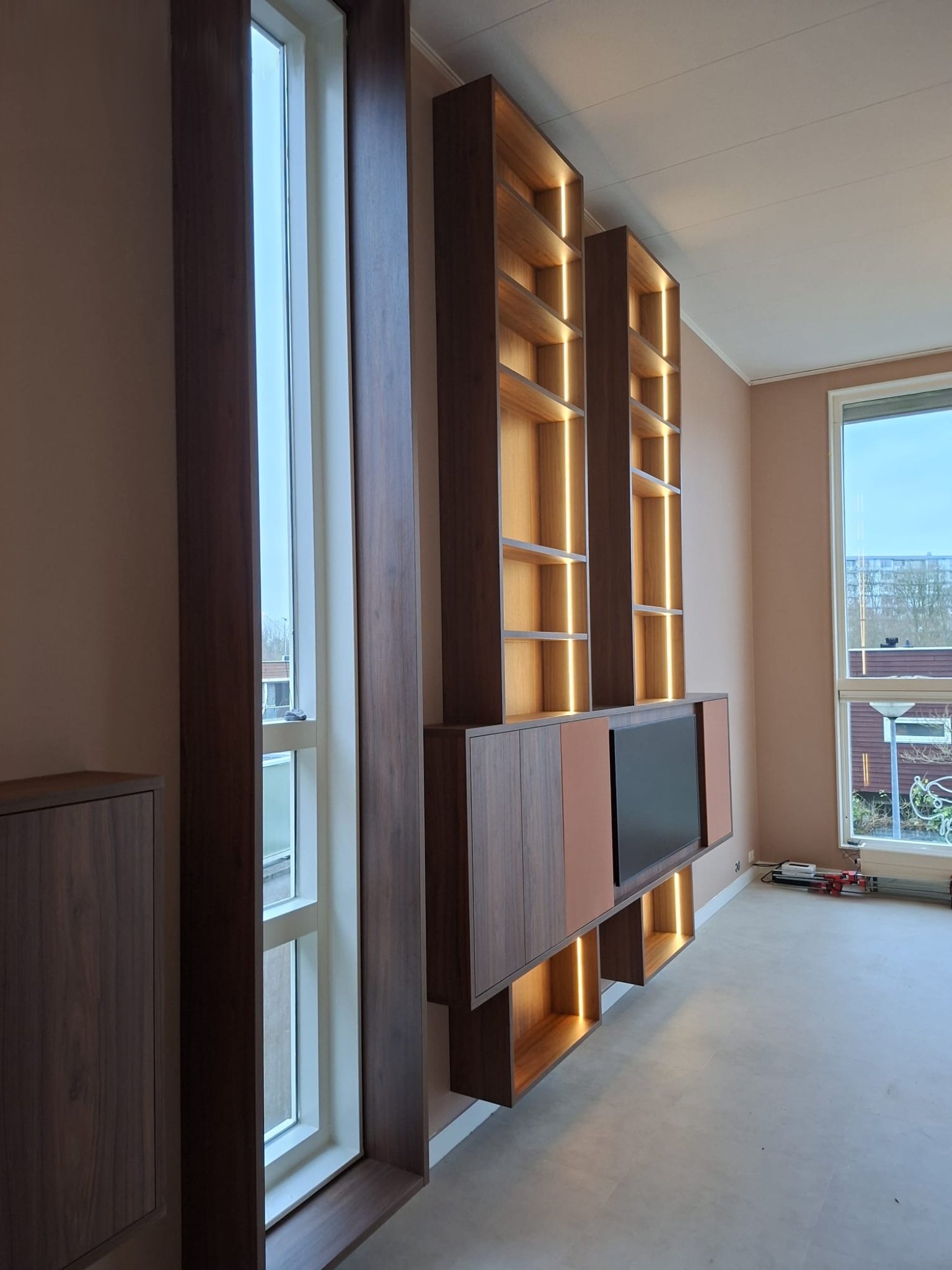 Tv meubel maatwerk tot aan plafond 3,8m hoog met ledverlichting