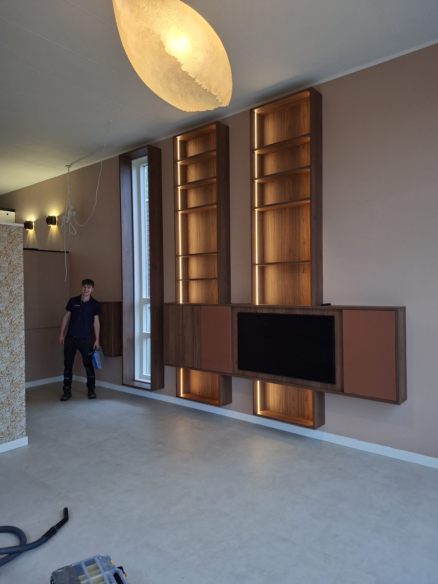 Tv meubel maatwerk tot aan plafond 3,8m hoog met ledverlichting