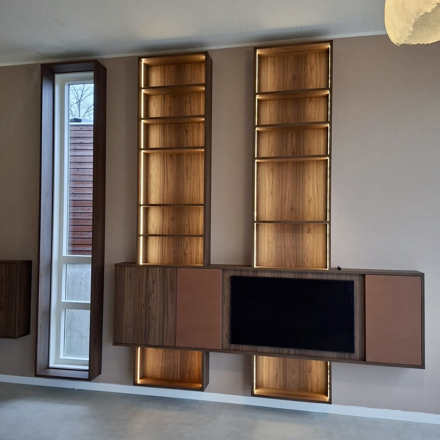 Tv meubel maatwerk tot aan plafond 3,8m hoog met ledverlichting