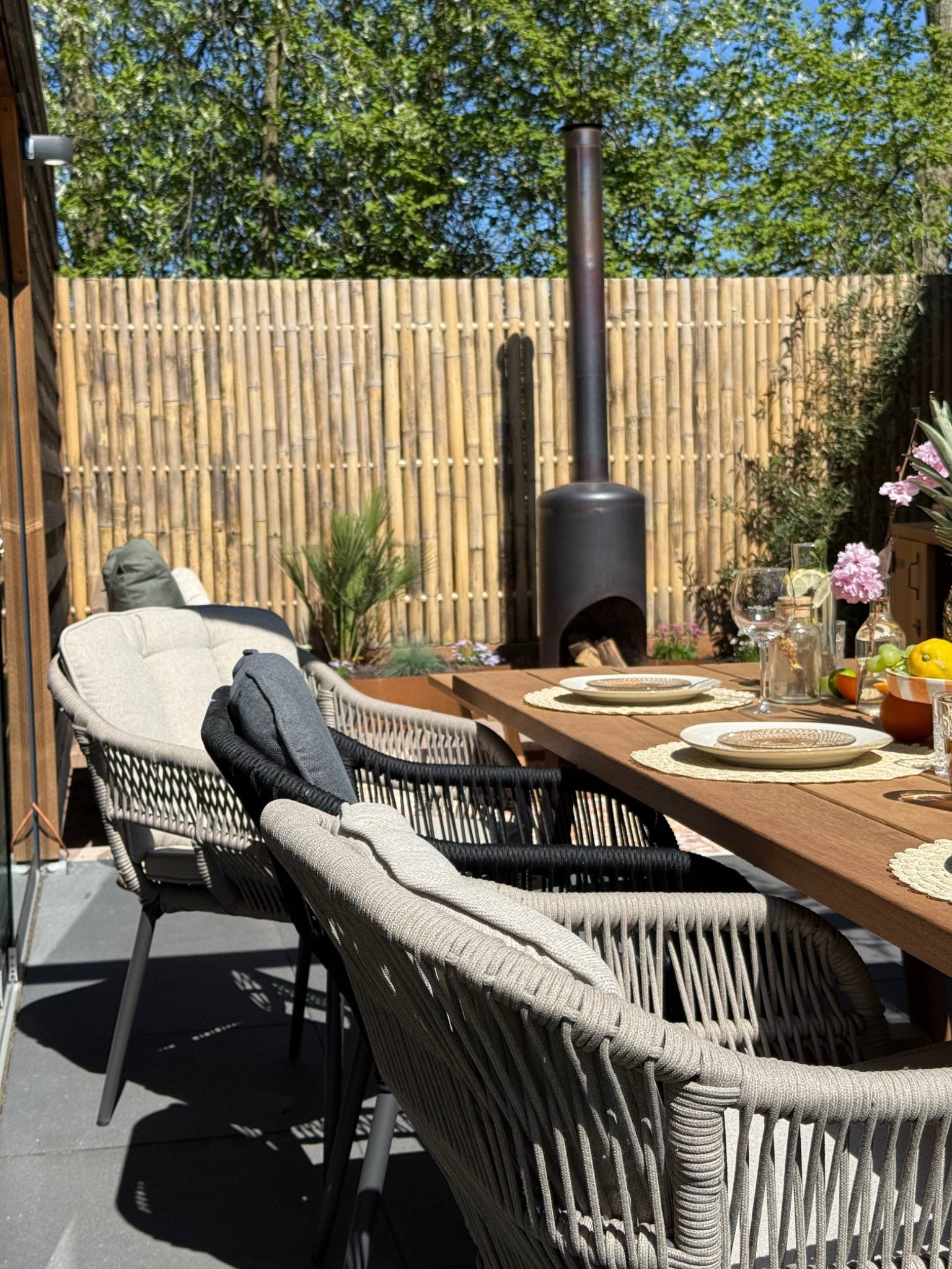 Tuinstoel taupe bamboe schutting met vuurkorf