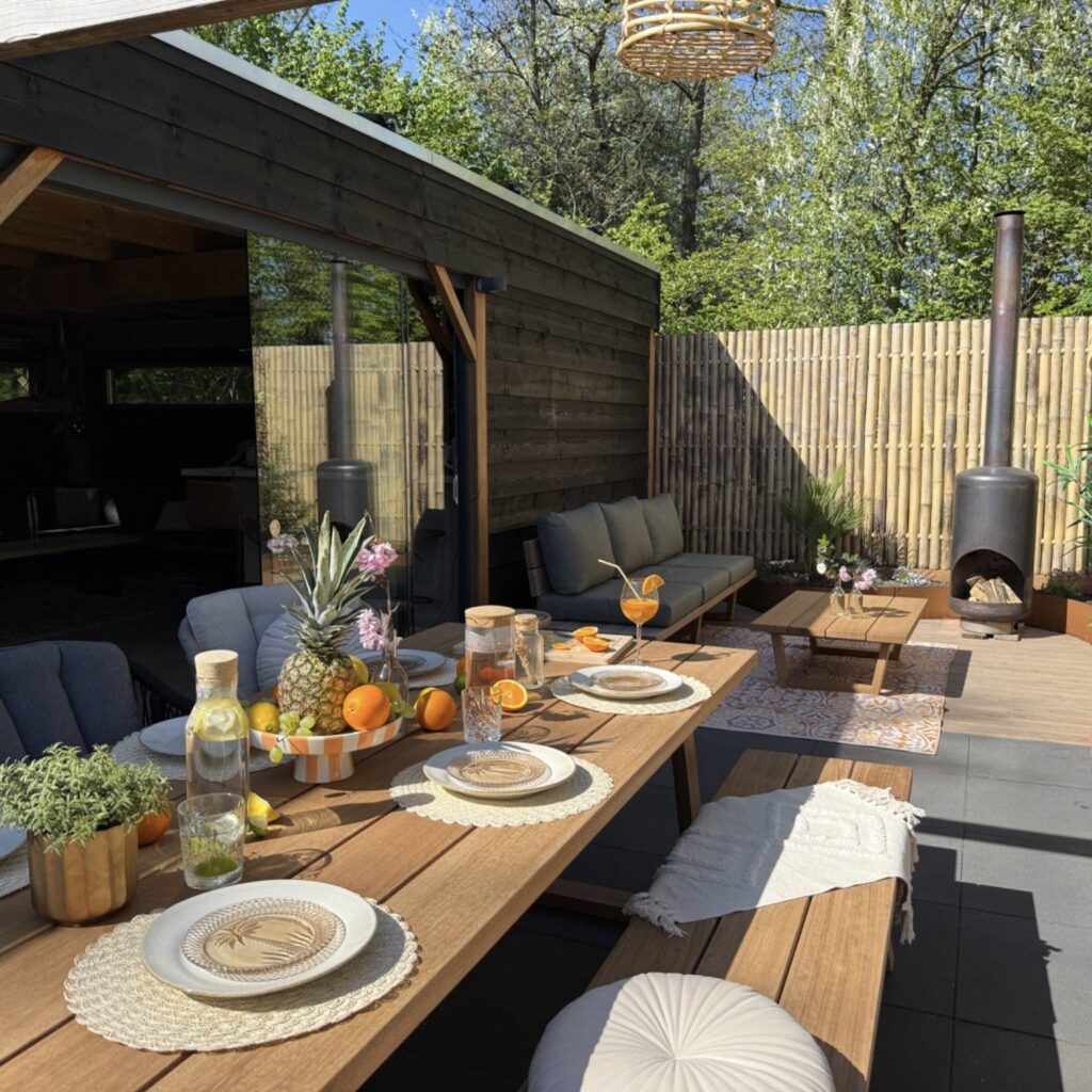 Tuintafel op terras bij overkapping 2