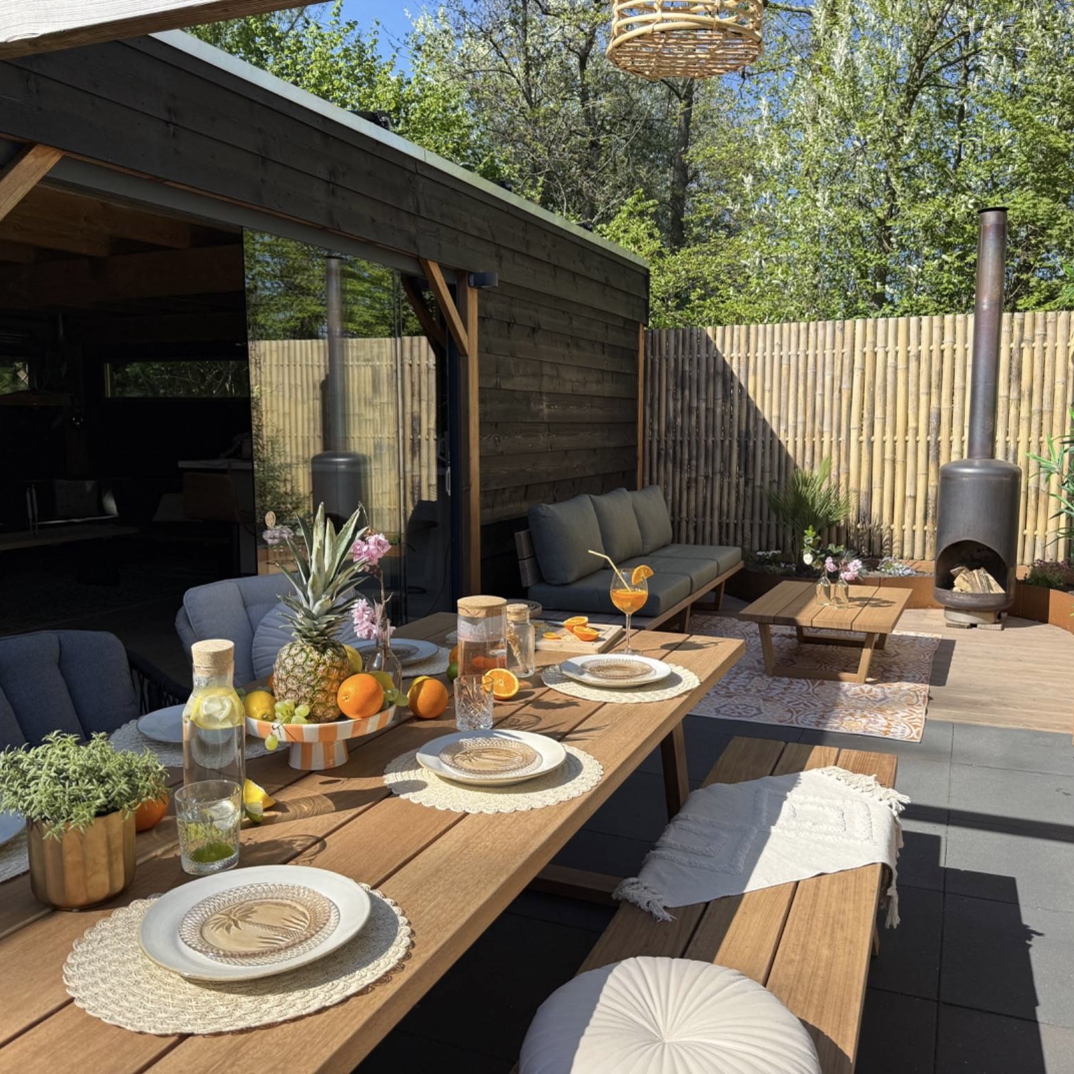 Tuintafel op terras bij overkapping 2