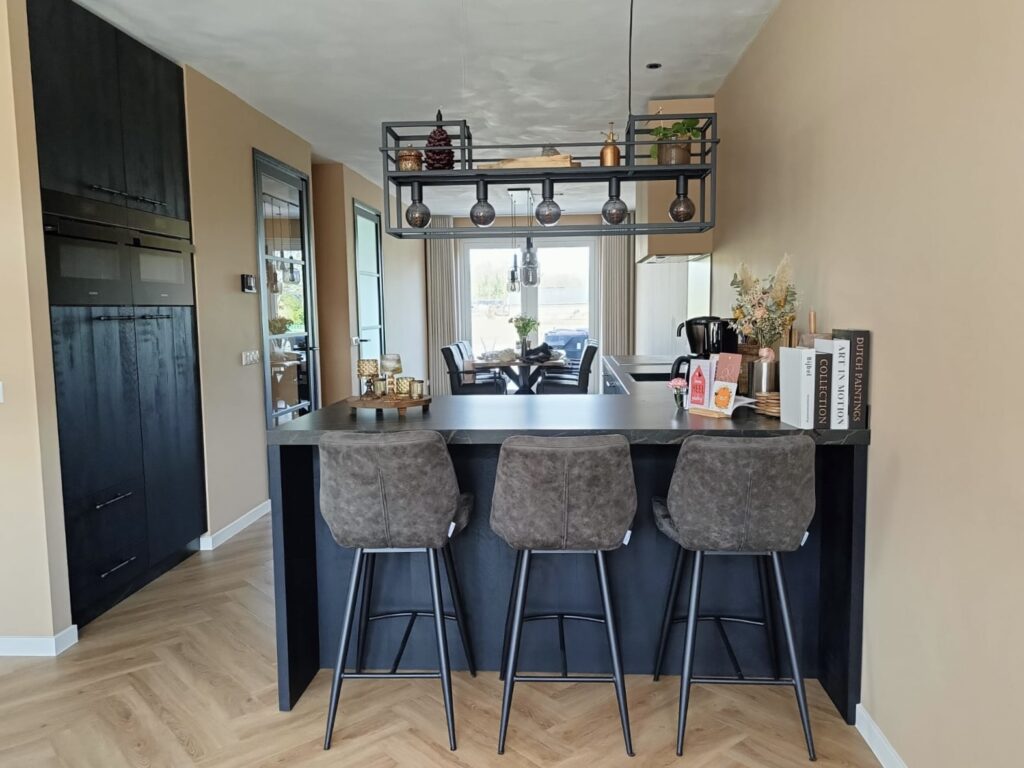 Keuken l-vorm met bar en inbouwkasten Haulerwijk