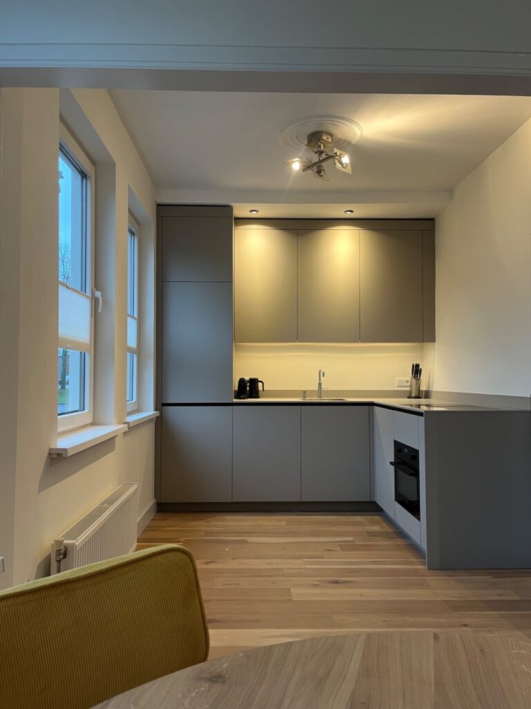 Keuken op maat met taupe fronten in Groningen