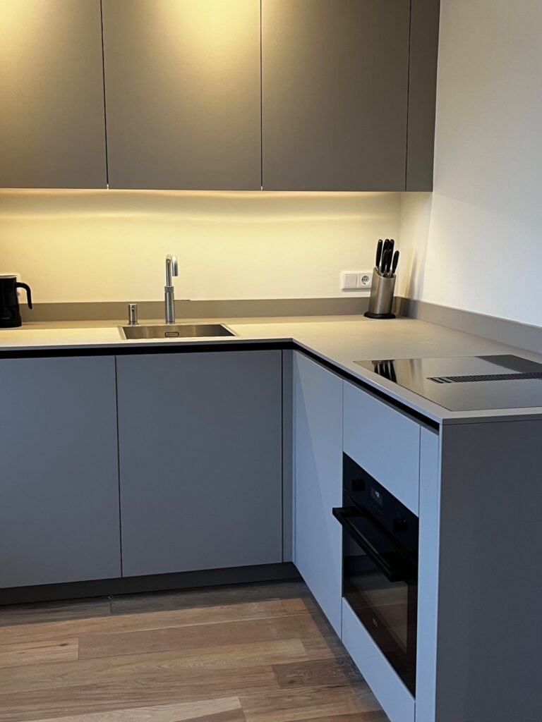 Keuken op maat met taupe kleur Groningen.jpg