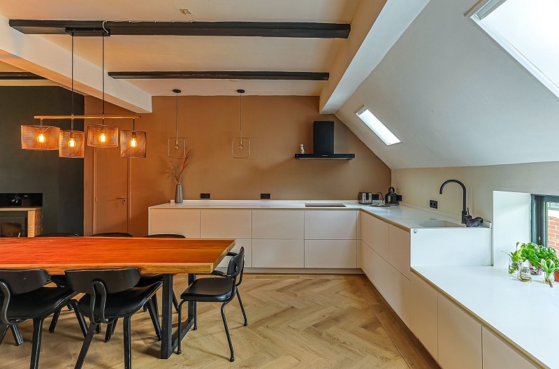 L vormige keuken met eettafel industriele stijl
