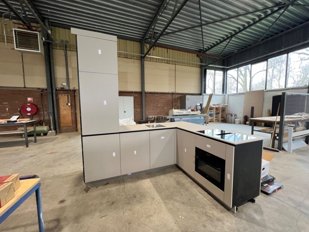 Moderne Keuken in aanbouw in de werkplaats Hoogeveen