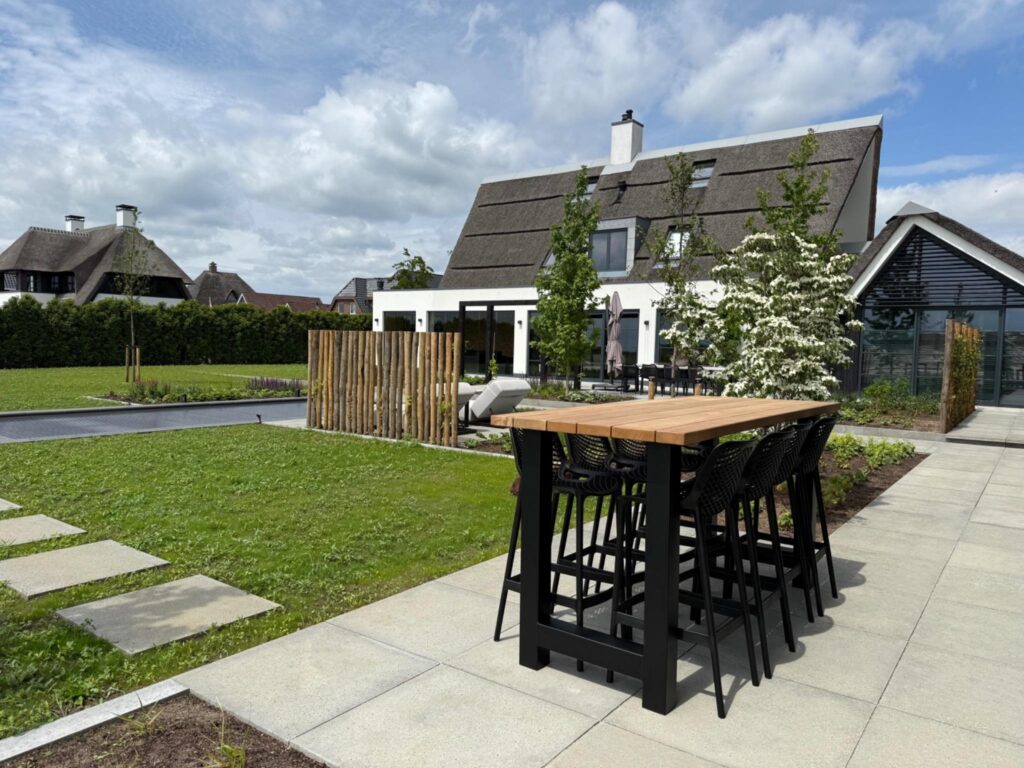 Tuinontwerp met bartafel op het terras