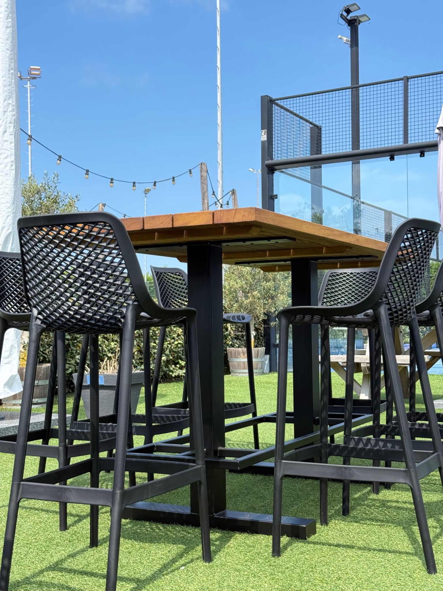 Bartafel bij padelbaan met barkruk senna zwart en middenpoot