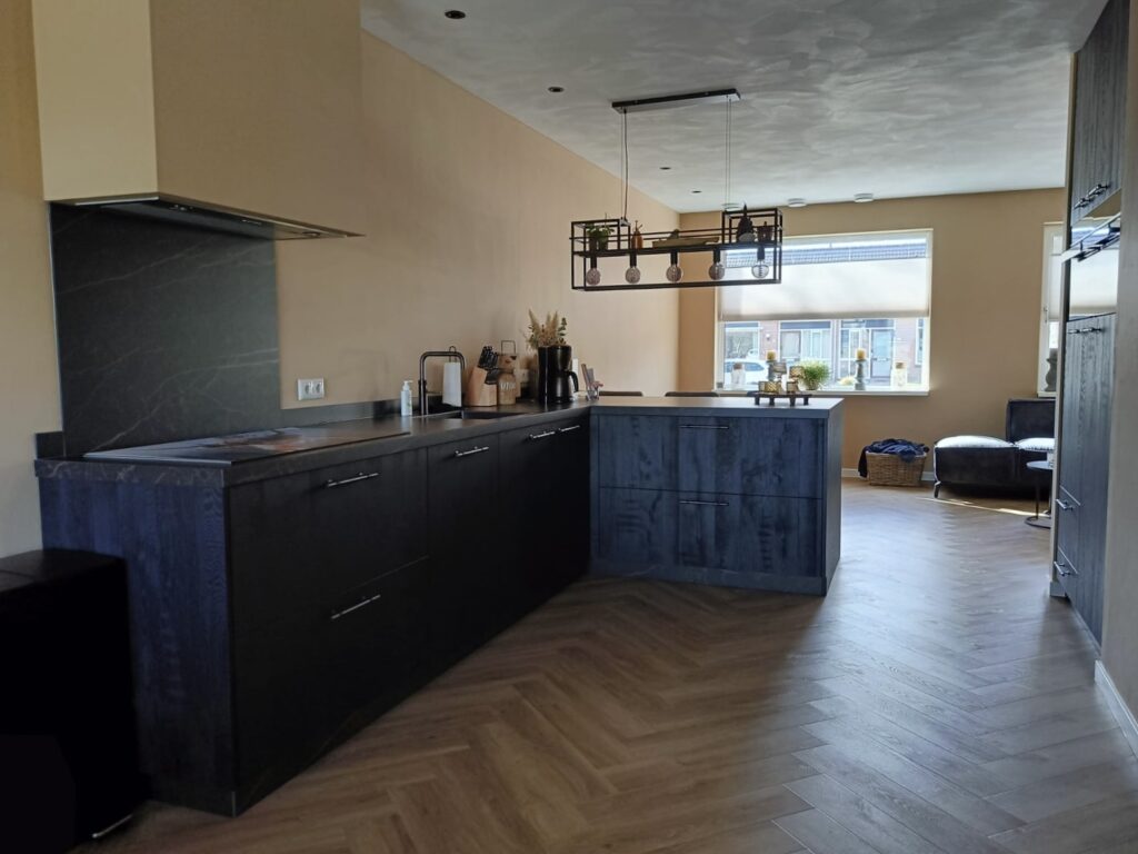 L-vorm keuken met bar in een industriële stijl.