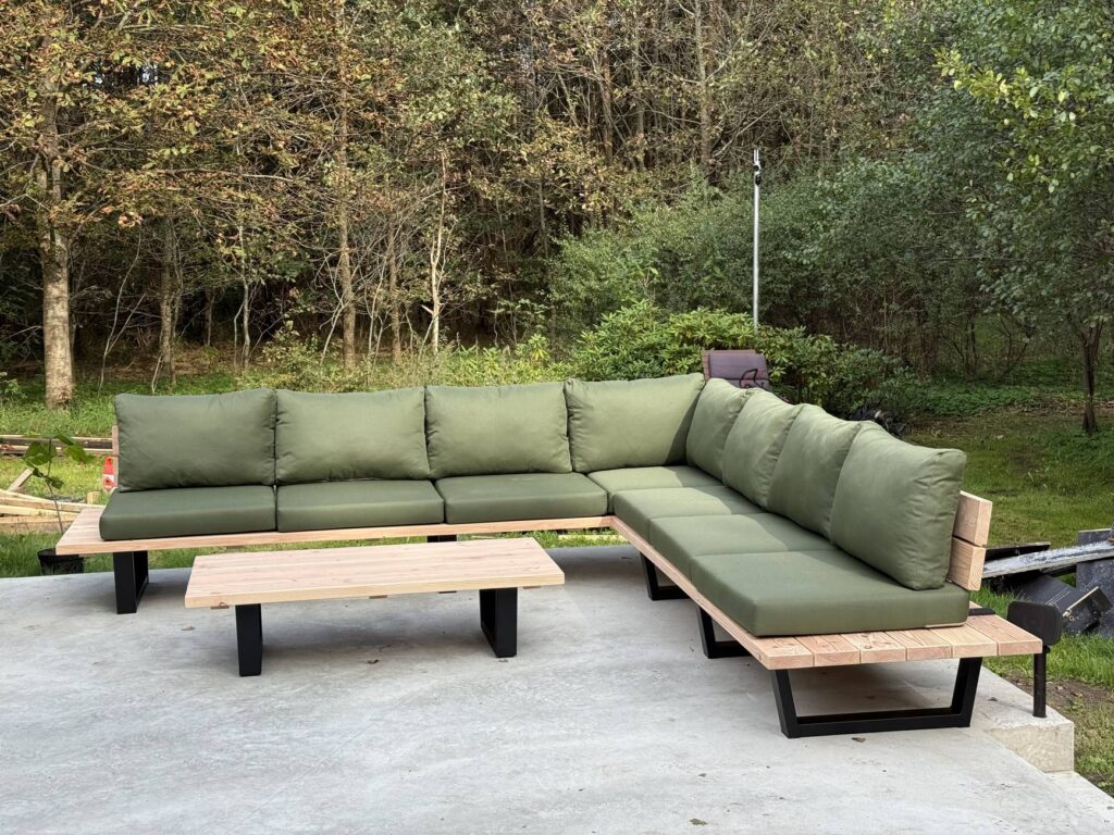 Groene tuin met loungeset en hocker 7 personen