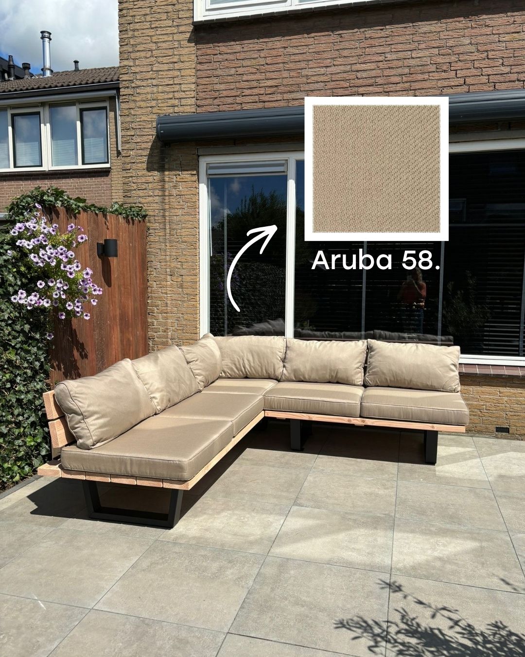 Terras met bloemenschutting beige kussens op de loungeset
