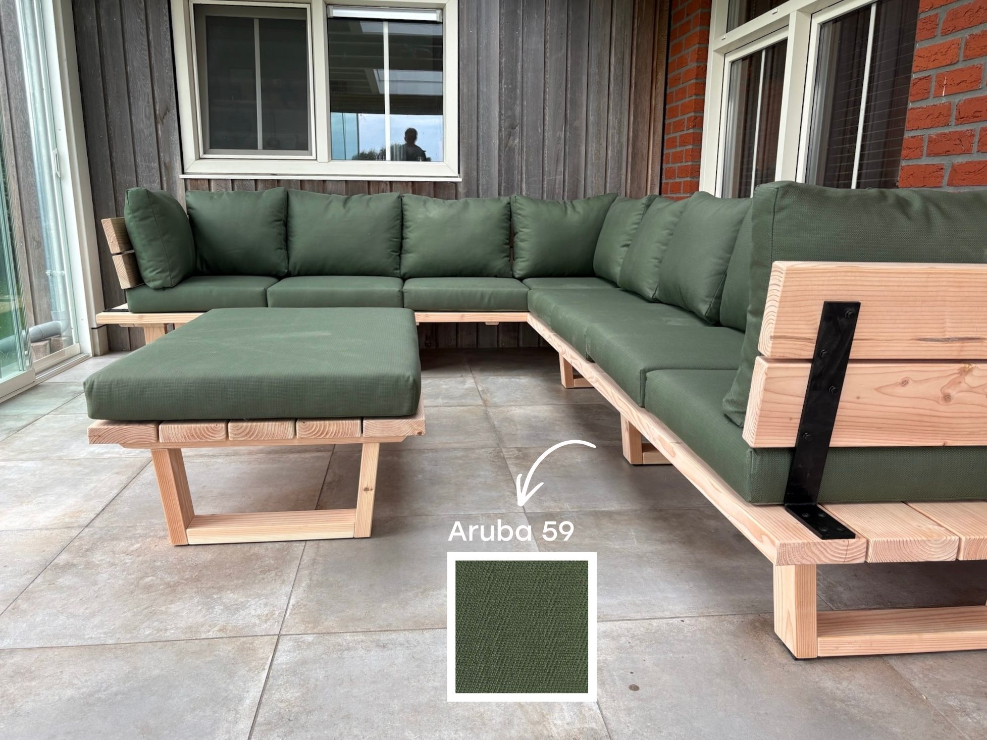 xLoungeset met groene kussens op terras bij het huis