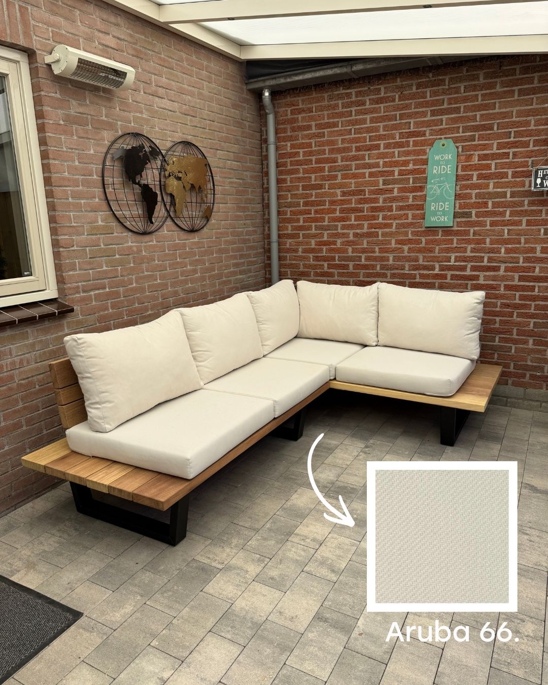 Loungeset onder overkapping met beige kussens