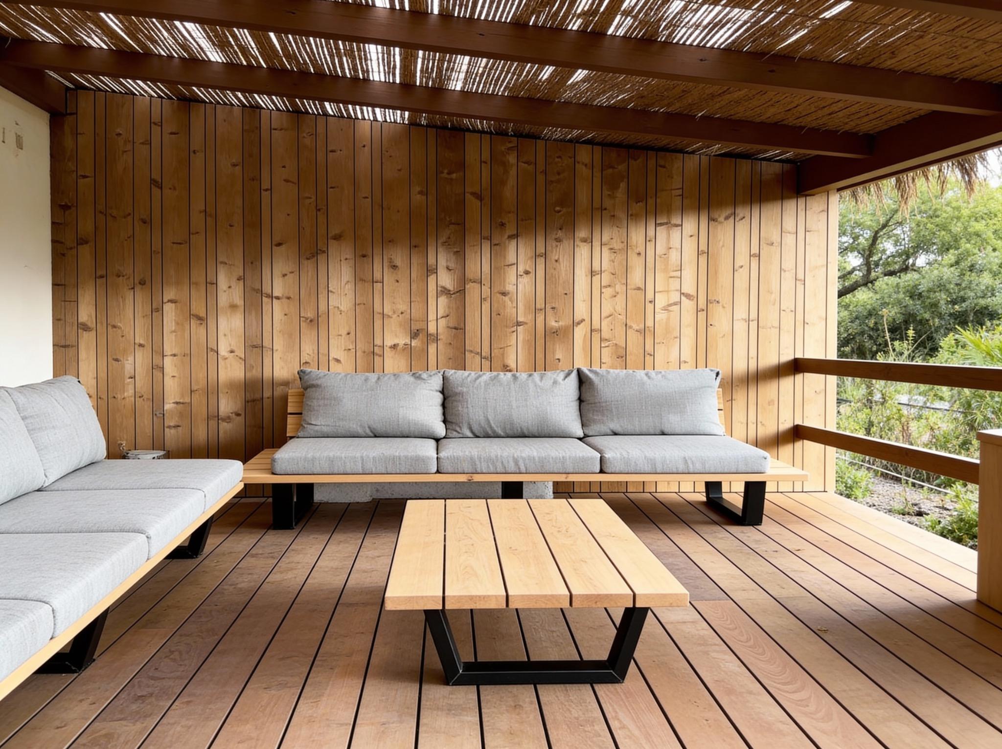 Loungeset_op terras Stalen_poten_douglas_hout_met_hocker_tuininspiratie_overkapping_Rechte_loungebank__500kb