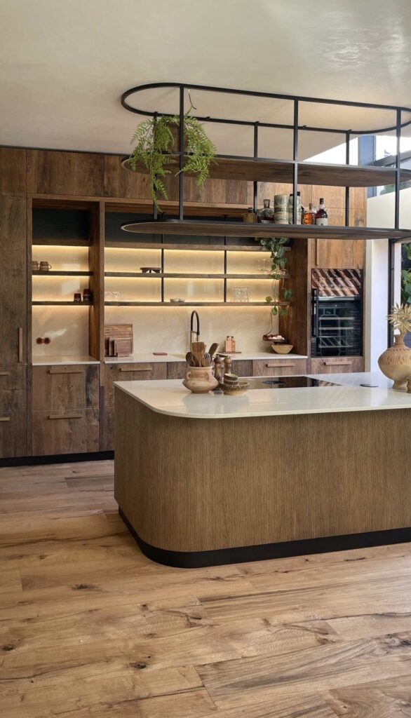 Luxe keuken van hout met kookeiland
