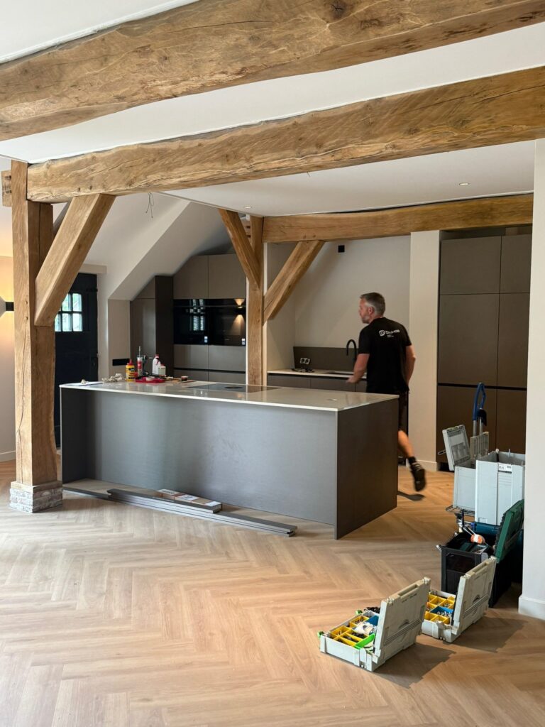 Monteren van maatwerk keuken op locatie in Wildervank met kookeiland