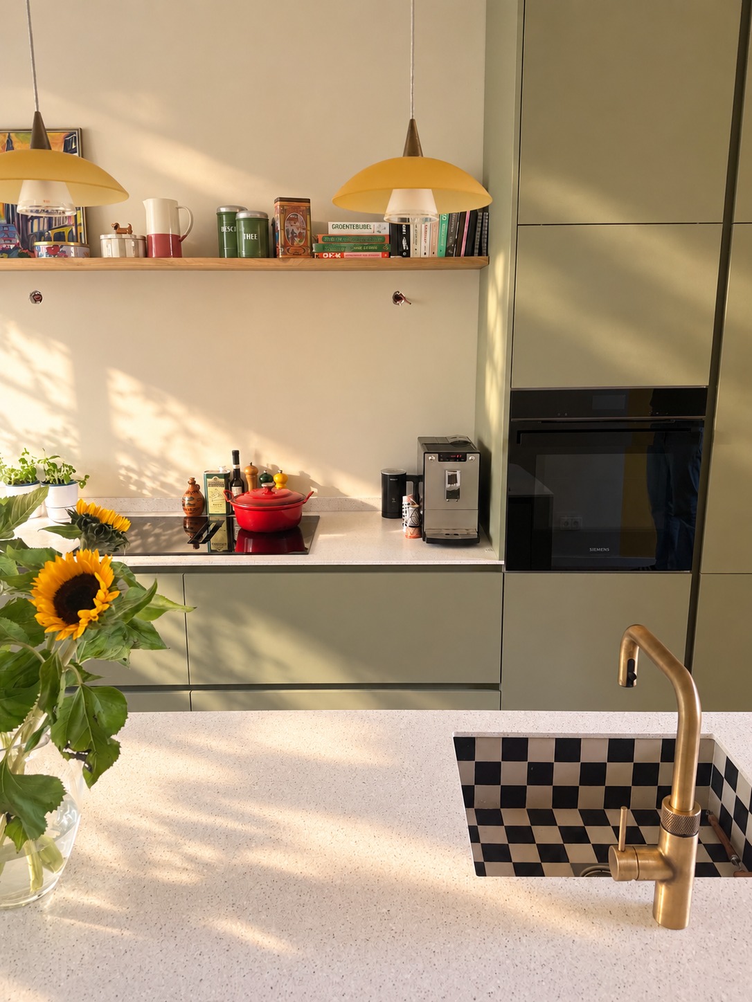 Maatwerk Keuken Groningen met eiland en rondingen Groen Solid Surface Zeoliet vaatwasser, siemens studiolijn-39