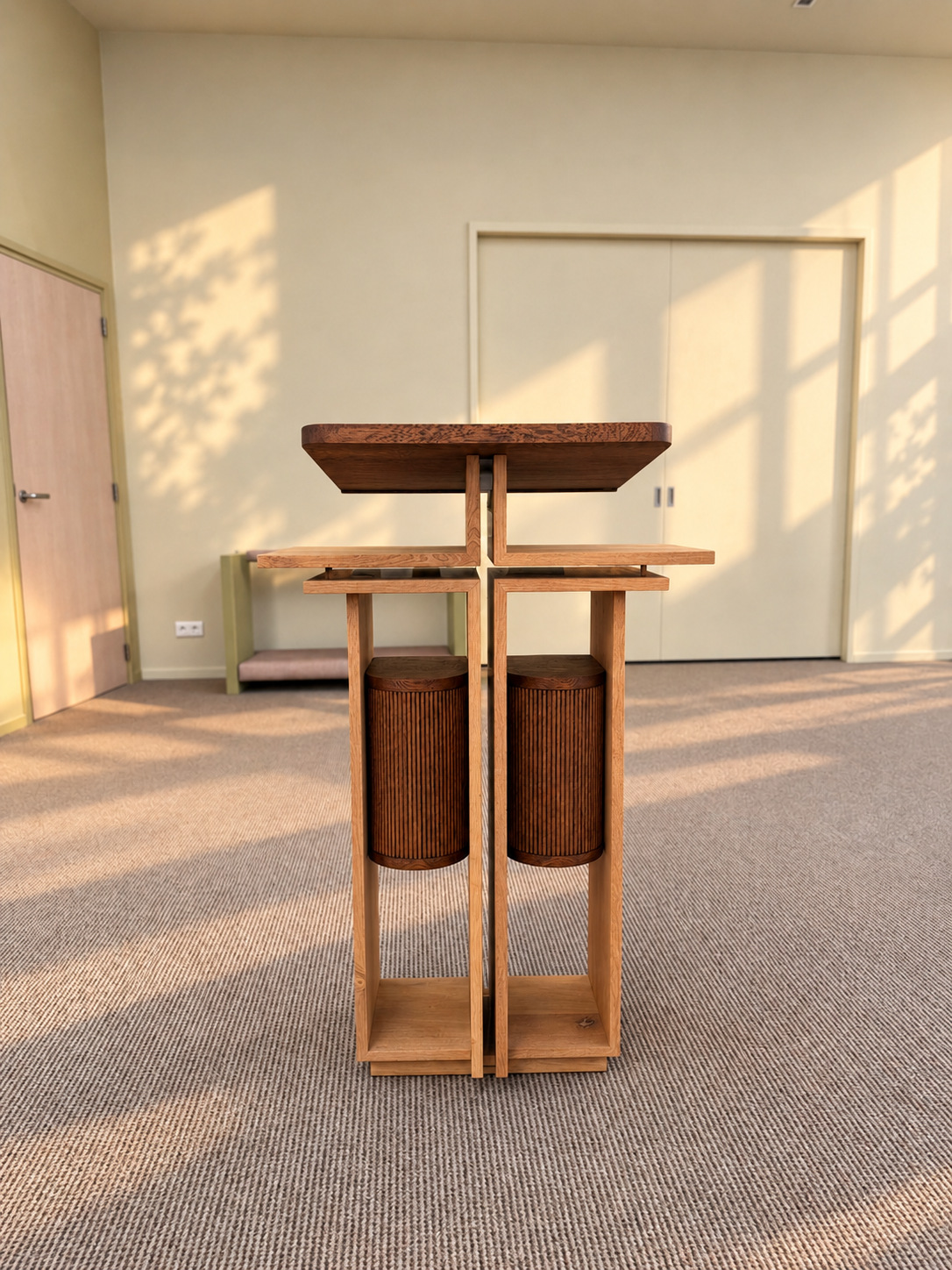 Katheder kerk van hout met kruis