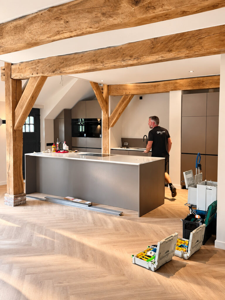 Monteren van maatwerk keuken op locatie in Wildervank met kookeiland