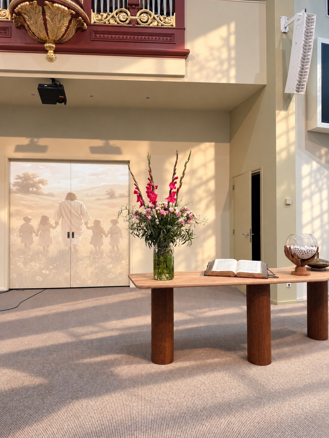 Podium NGK Houten tafel liturgisch centrum