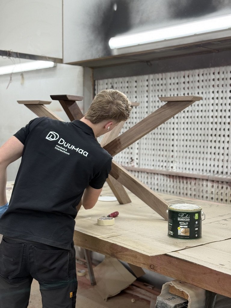 Eettafel onderstel oliën met Rubio Monocoat Oil Plus 2C in de werkplaats van Duumaa