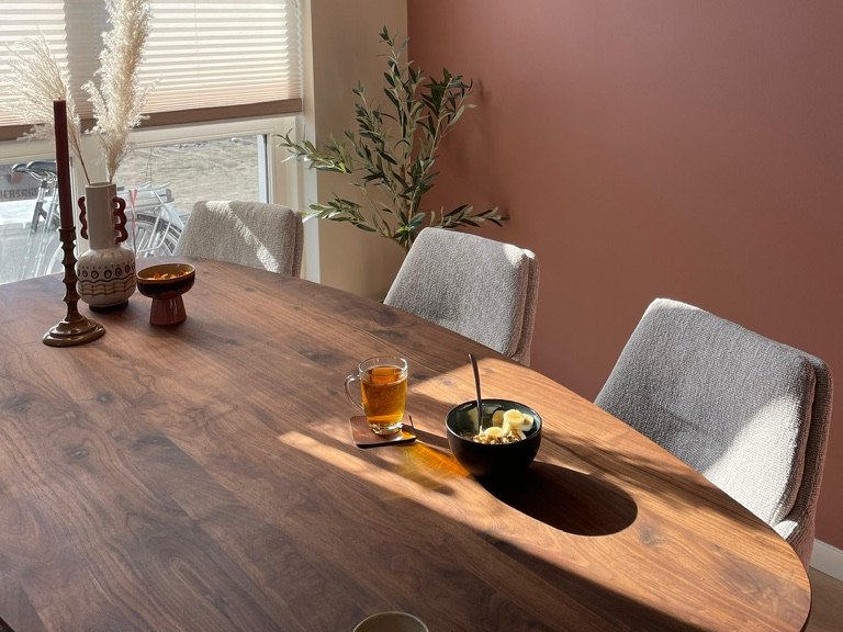 Notenhouten eettafel behandeld met Rubio Monocoat Oil Plus 2C